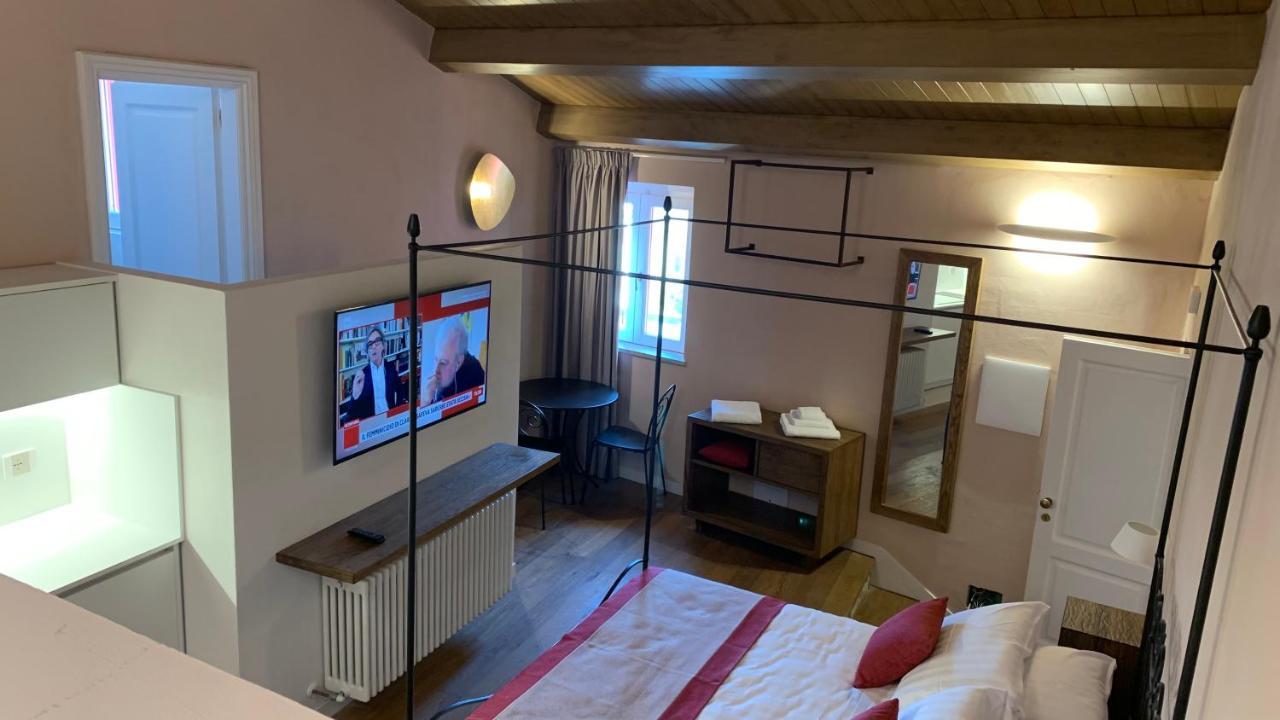 Dimora Del Leone Gaeta Bed & Breakfast Bagian luar foto
